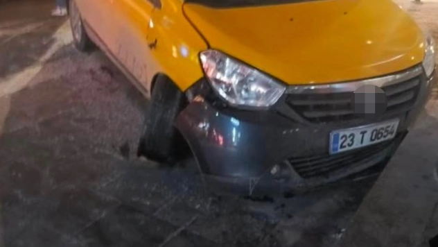 Elazığ'da alkollü şahıs çaldığı araçla kaza yaptı