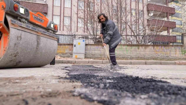 Elazığ'da asfalt yama uygulaması sürüyor