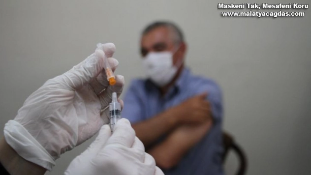 Elazığ'da aşı timleri sahada, görüştükleri herkesi ikna edip yerinde aşısını yapıyor