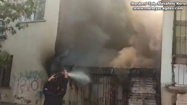 Elazığ'da baraka yandı, iki binaya sıçraması ekiplerin müdahalesiyle engellendi