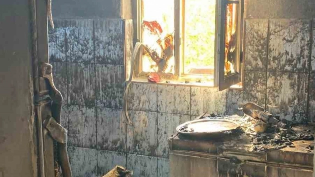 Elazığ'da bir ev yangında yanarak kül oldu