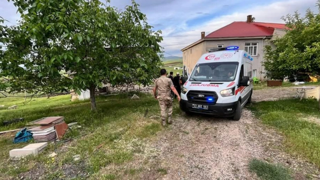 Elazığ'da bir kişi traktörün altında kalarak yaralandı