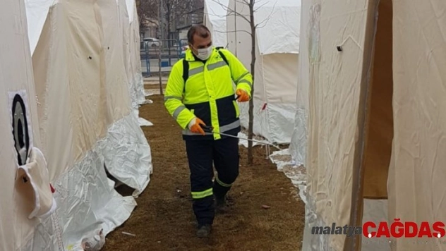 Elazığ'da çadır kurulan alanlar dezenfekte ediliyor
