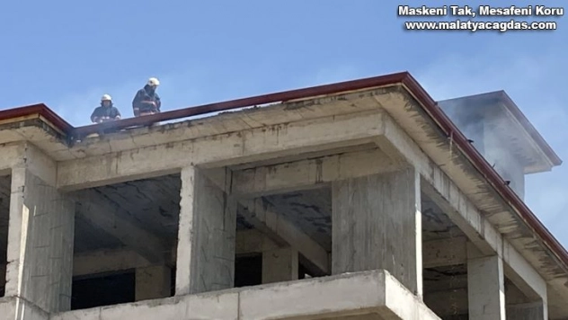 Elazığ'da çatı yangını