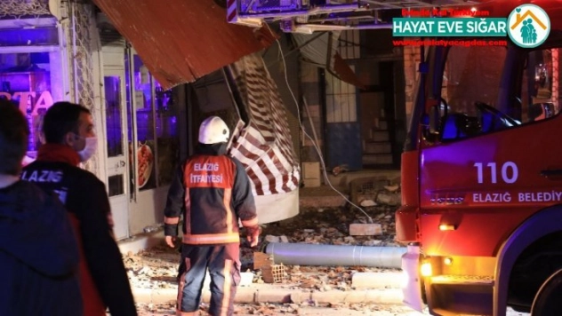 Elazığ'da çatısında çökme yaşanan bina tahliye edildi