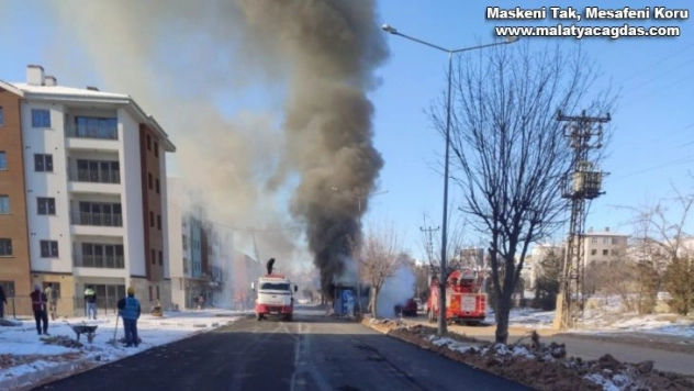 Elazığ'da çıkan yangında büfe kullanılmaz hale geldi