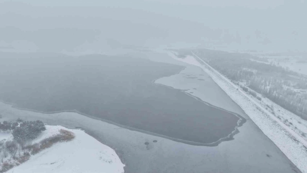 Elazığ'da Cip Baraj Gölü'nün bazı kısımları buz tuttu