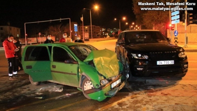Elazığ'da cip ile otomobil çarpıştı: 2 ağır yaralı