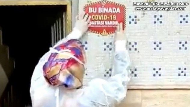 Elazığ'da Covid-19 vakası çıkan evlere uyarı etiketi