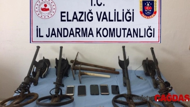 Elazığ'da define arayan 5 şüpheli yakalandı