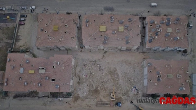 Elazığ'da depremle çöken binalarda enkaz kaldırma çalışmaları