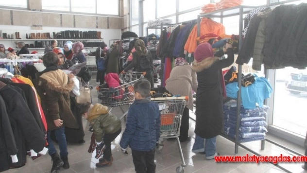 Elazığ'da depremzedeler için giyim mağazası