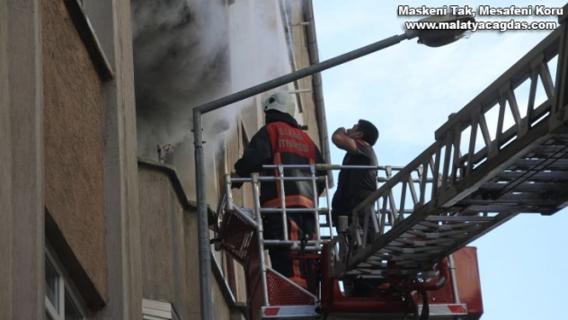 Elazığ'da ev yangını: 3 kişi dumandan etkilendi