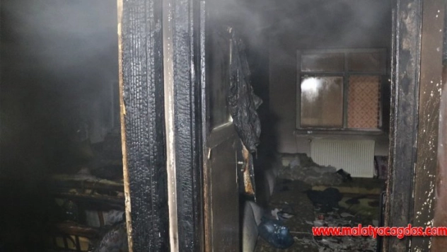 Elazığ'da ev yangını, 5 kişi dumandan etkilendi