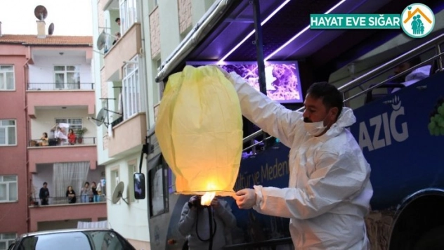 Elazığ'da evdeki gençlere Kürsübaşılı sürpriz doğum günü
