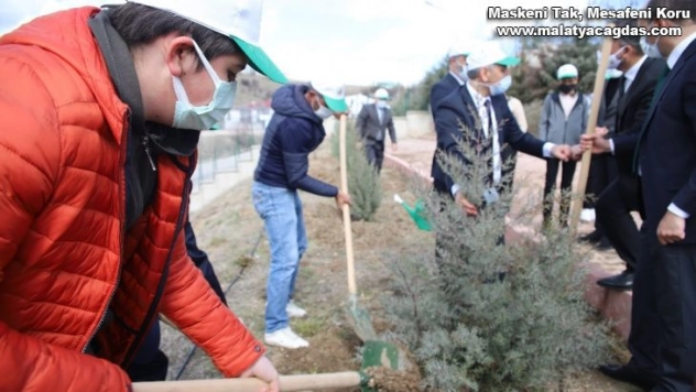 Elazığ'da fidanlar şehit Osman Paşa ve silah arkadaşları için toprakla buluşturuldu