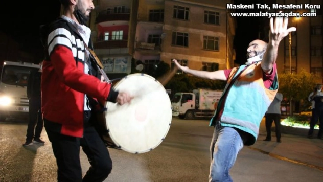 Elazığ'da geleneksel '23. sahur halayı'nın tadını temizlik görevlileri çıkardı