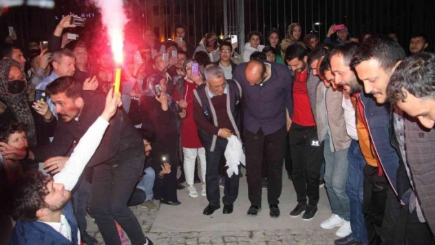 Elazığ'da geleneksel '23. sahur halayı' renkli görüntülere sahne oldu