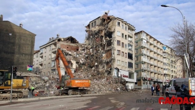 Elazığ'da hasarlı binalarda yıkım çalışmaları sürüyor