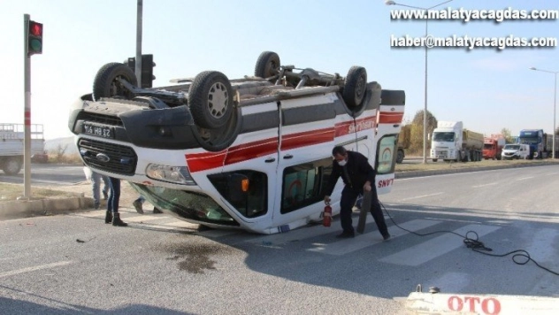 Ambulans, hafif ticari araçla çarpıştı: 4 yaralı