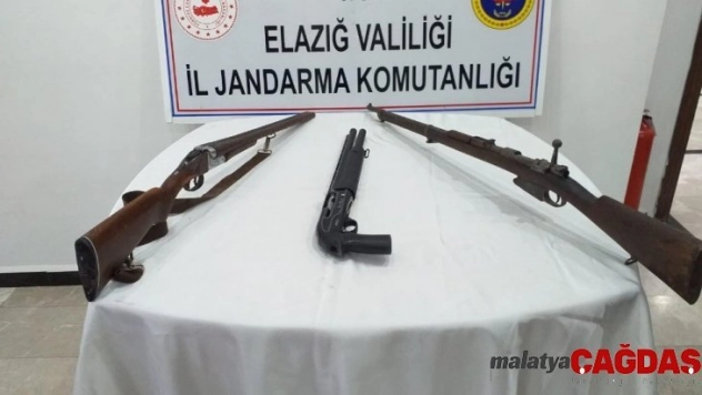 Elazığ'da jandarma, biri keskin nişancı tüfeği 3 silah ele geçirdi