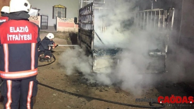 Elazığ'da kamyonet yangını