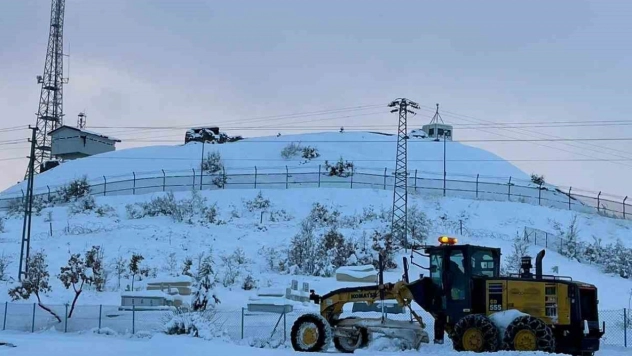 Elazığ'da kapalı 19 köy yolunda çalışmalar sürüyor
