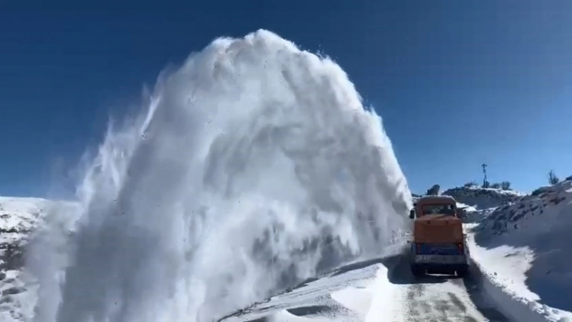 Elazığ'da kapalı köy yollarında çalışmalar sürüyor