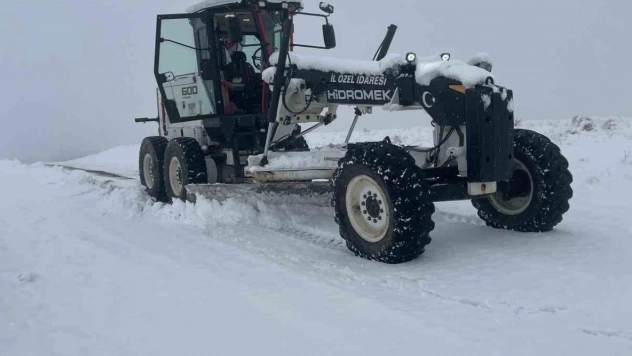 Elazığ'da kapalı köy yolu 111 oldu, ekipler çalışmalarını sürdürüyor