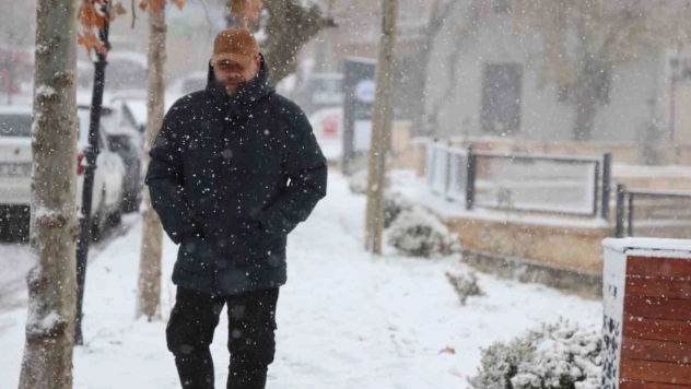 Elazığ'da kar yağışı sürüyor: 4 bin yıllık tarihi Harput beyaza büründü