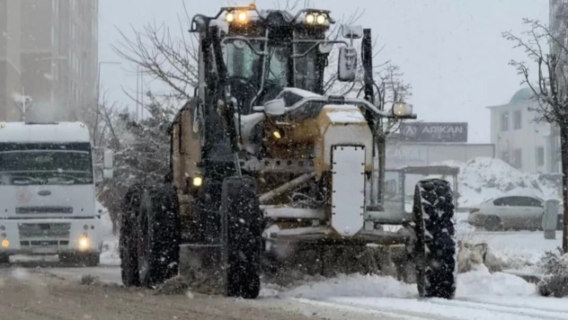 Elazığ'da karla mücadele çalışmaları sürüyor
