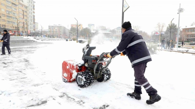 Elazığ'da karla mücadele çalışmaları sürüyor