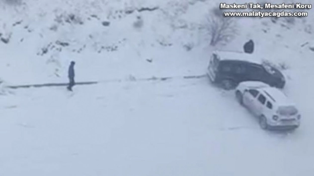 Elazığ'da karlı yolda otomobil böyle kaydı