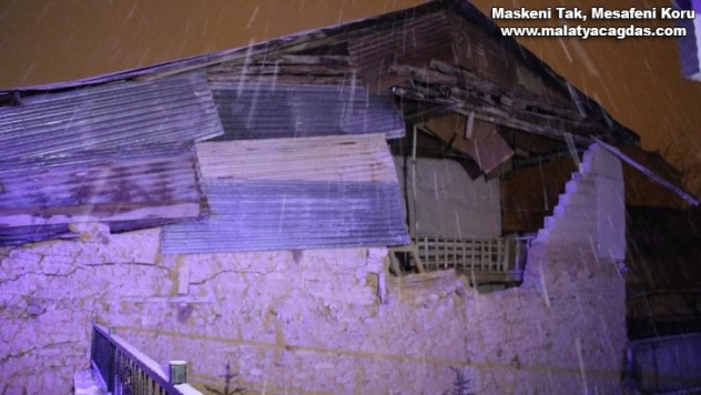 Elazığ'da kerpiç evin duvarı yıkıldı, aile panikle dışarı kaçtı