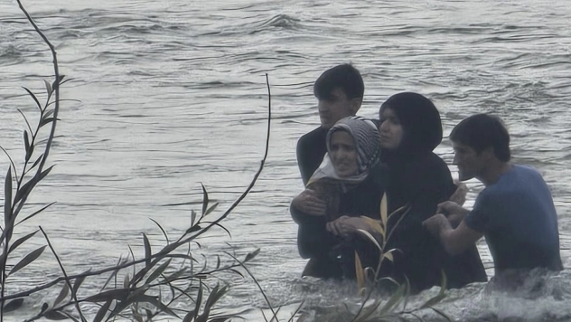 4 kişilik aile nehir ortasında birbirine sarılarak hayatta kaldı