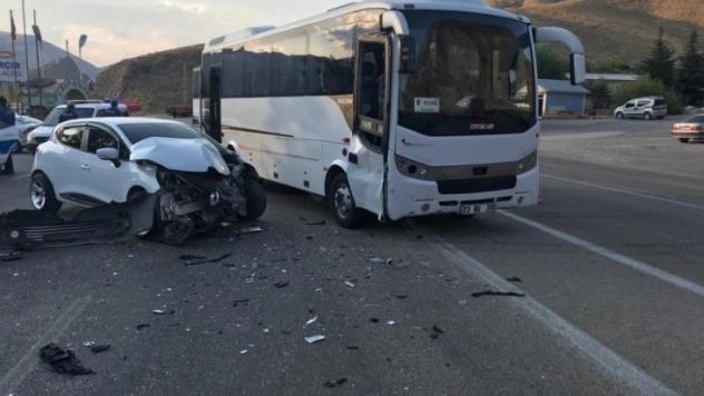 Elazığ'da midibüs ile otomobil çarpıştı:2 yaralı