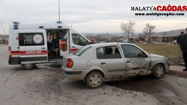 Elazığ'da minibüs ile otomobil çarpıştı: 1'i çocuk 4 yaralı