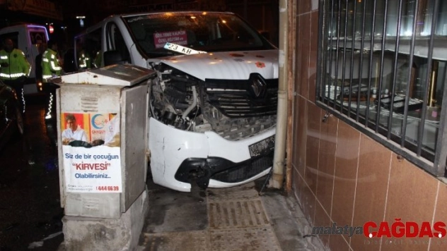 Elazığ'da minibüs ile otomobil çarpıştı: 3 yaralı