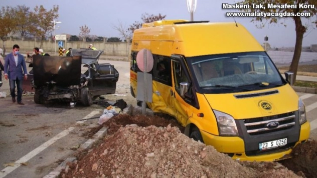 Elazığ'da minibüs ile otomobil çarpıştı: 7 yaralı