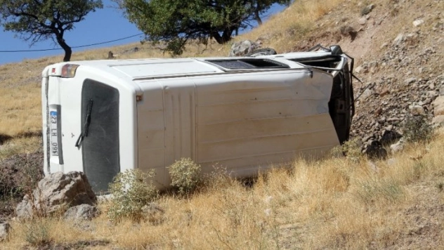 Elazığ'da minibüs şarampole yuvarlandı : 2 yaralı