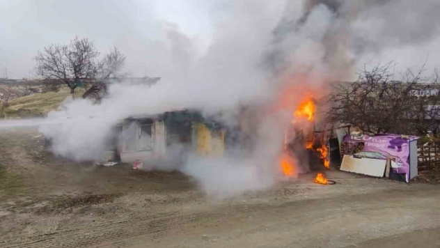 Elazığ'da odunluk deposunda yangın