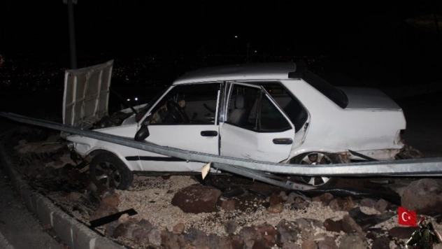 Elazığ'da otomobil bariyere çarptı: 3 yaralı