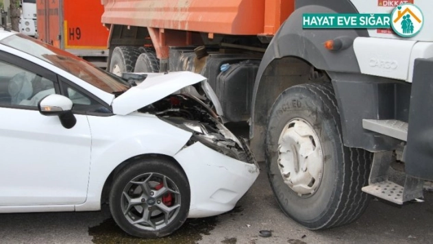 Elazığ'da otomobil kamyona çarptı: 3 yaralı