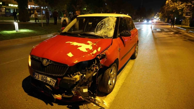 Elazığ'da otomobil yayalara çarptı: 2 ağır yaralı