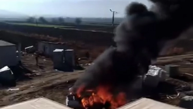 Elazığ'da park halindeki araç alev alev yandı