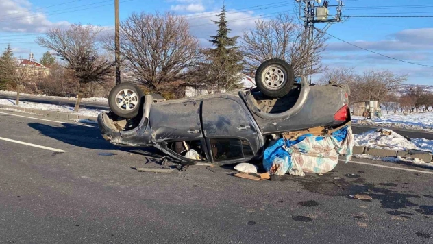 Elazığ'da pikap takla attı: 3 yaralı