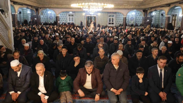 Elazığ'da Regaip Kandili'nde vatandaşlar camilere akın etti