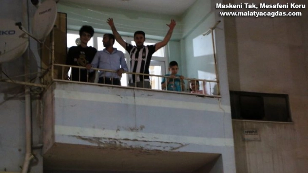 Elazığ'da şampiyonluk kutlamaları balkonlardan yapıldı