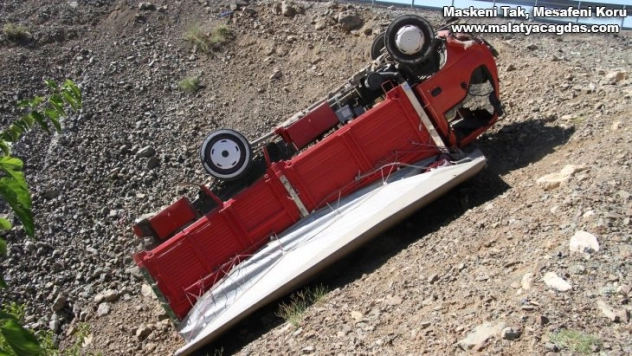 Elazığ'da şarampole uçan kamyonet ters döndü: 1 yaralı