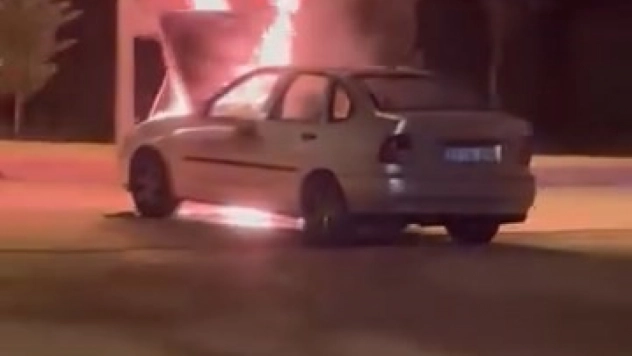 Elazığ'da seyir halindeki otomobil alev aldı